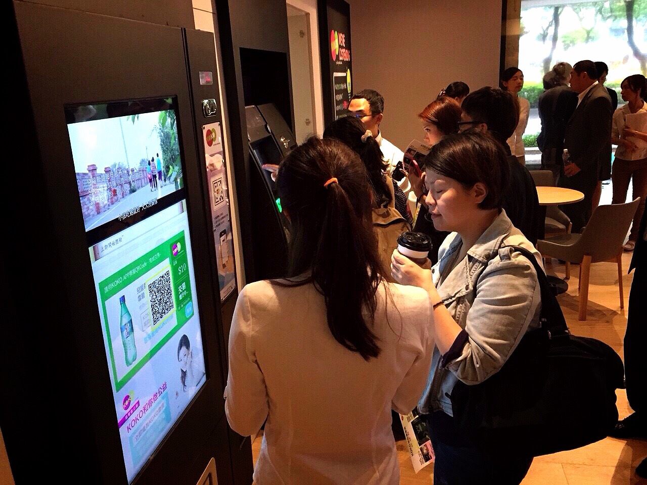國泰世華銀行設置 IVM 智慧販賣機，人流聚集區域