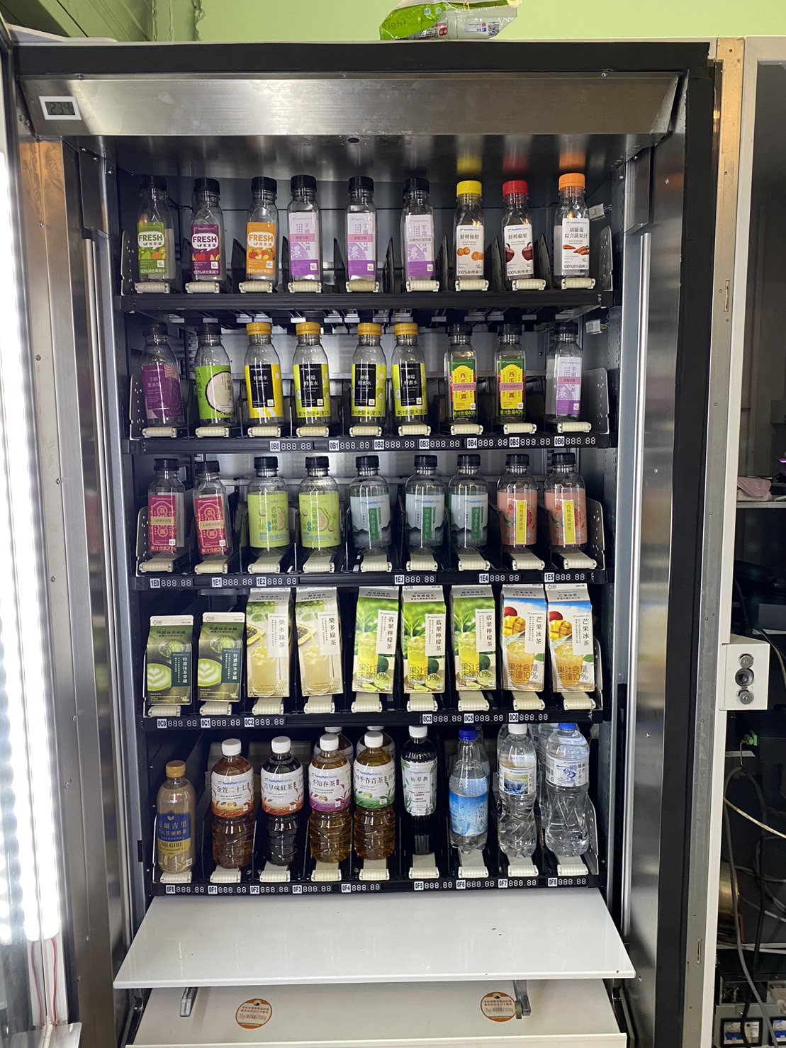 全家FamiStore智販機真實部署現場照片