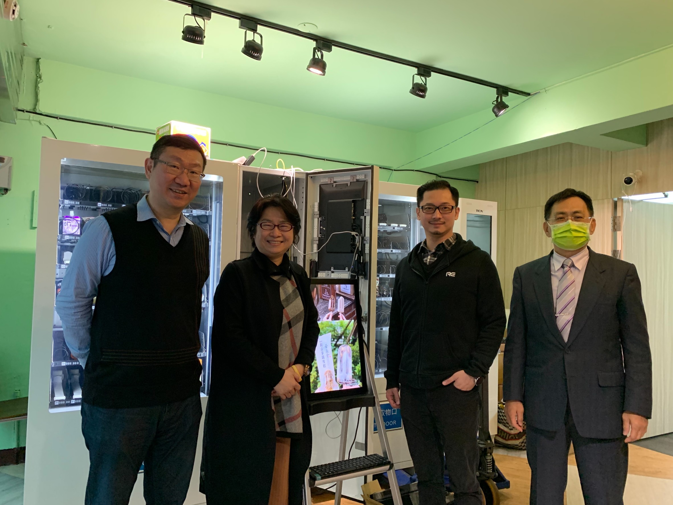 富理門與尤努斯基金會社會企業販賣機