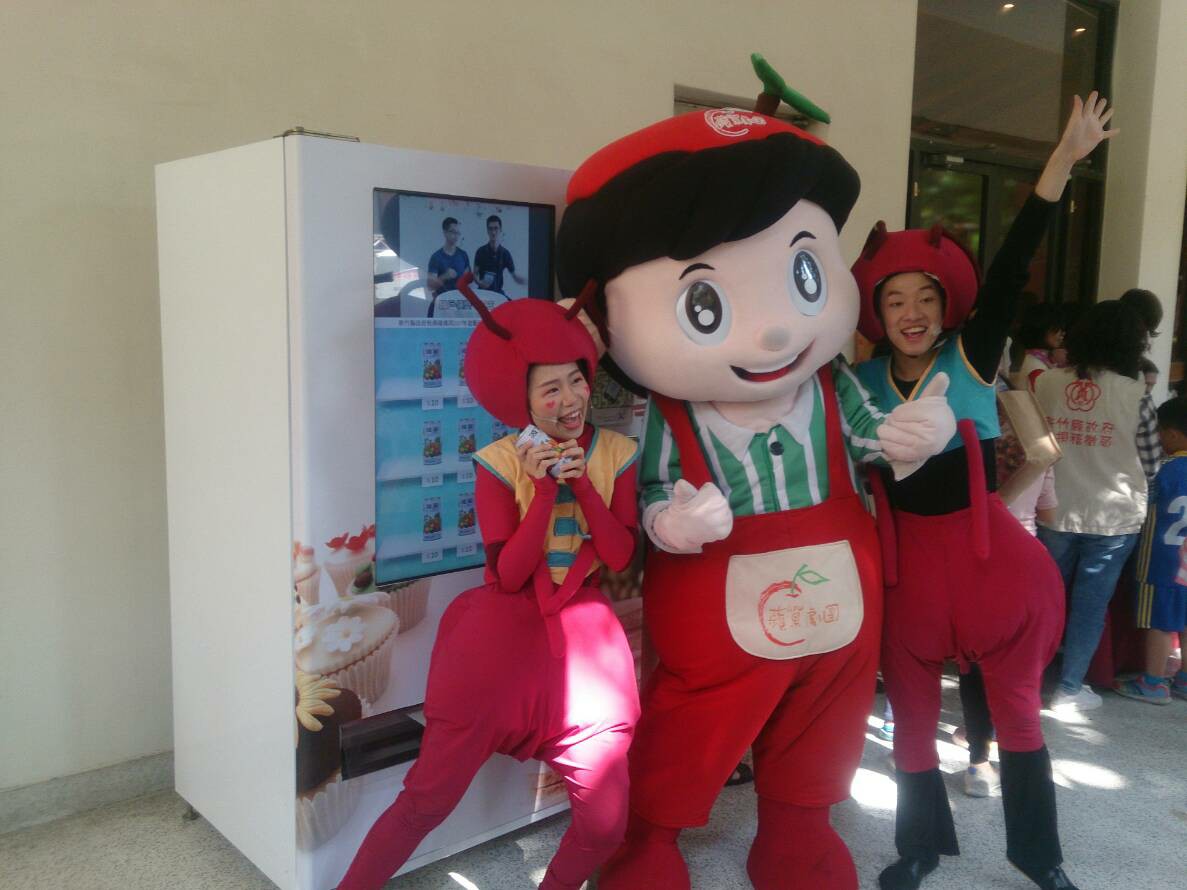 新竹縣稅捐稽徵處智慧販賣機與吉祥物互動活動