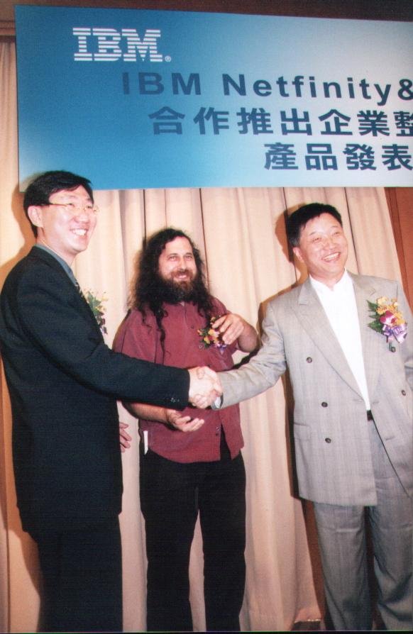 IBM Netfinity 記者會上，GNU 計畫創始人 Richard Stallman 與網虎國際代表握手，象徵企業級 Linux 伺服器策略聯盟正式啟動