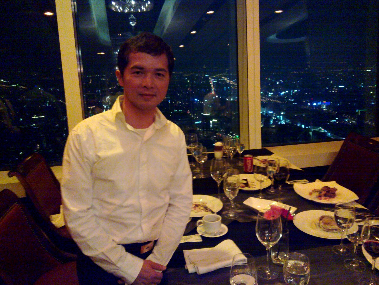 2011 年 Intel 投資部門邀請李奇申於台北 101 大樓 85 層餐會，背景為台北市夜景