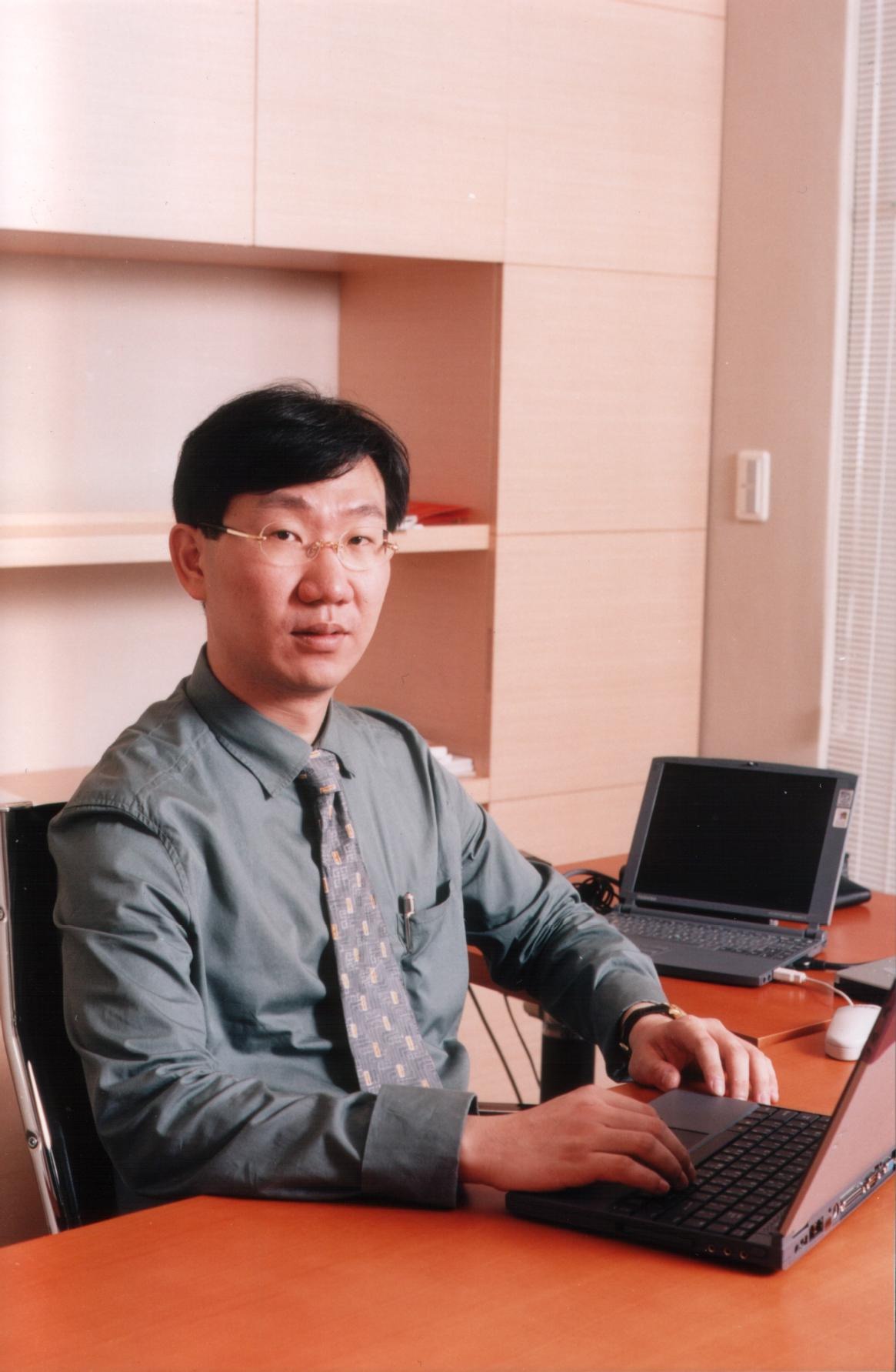 李奇申與技術團隊在公司合影