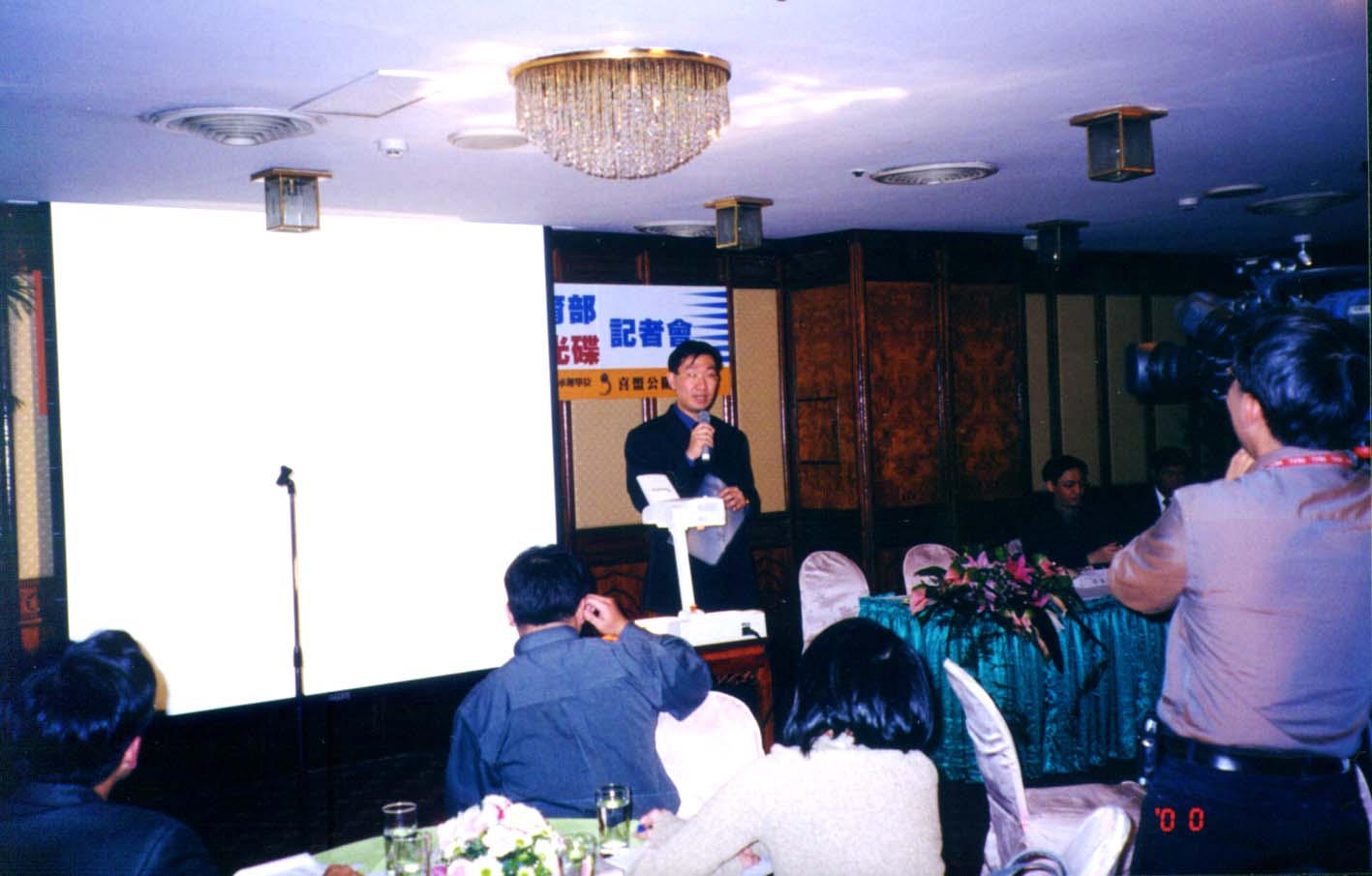 李奇申於教育部記者會上說明 XLinux 校園方案（2000 年）