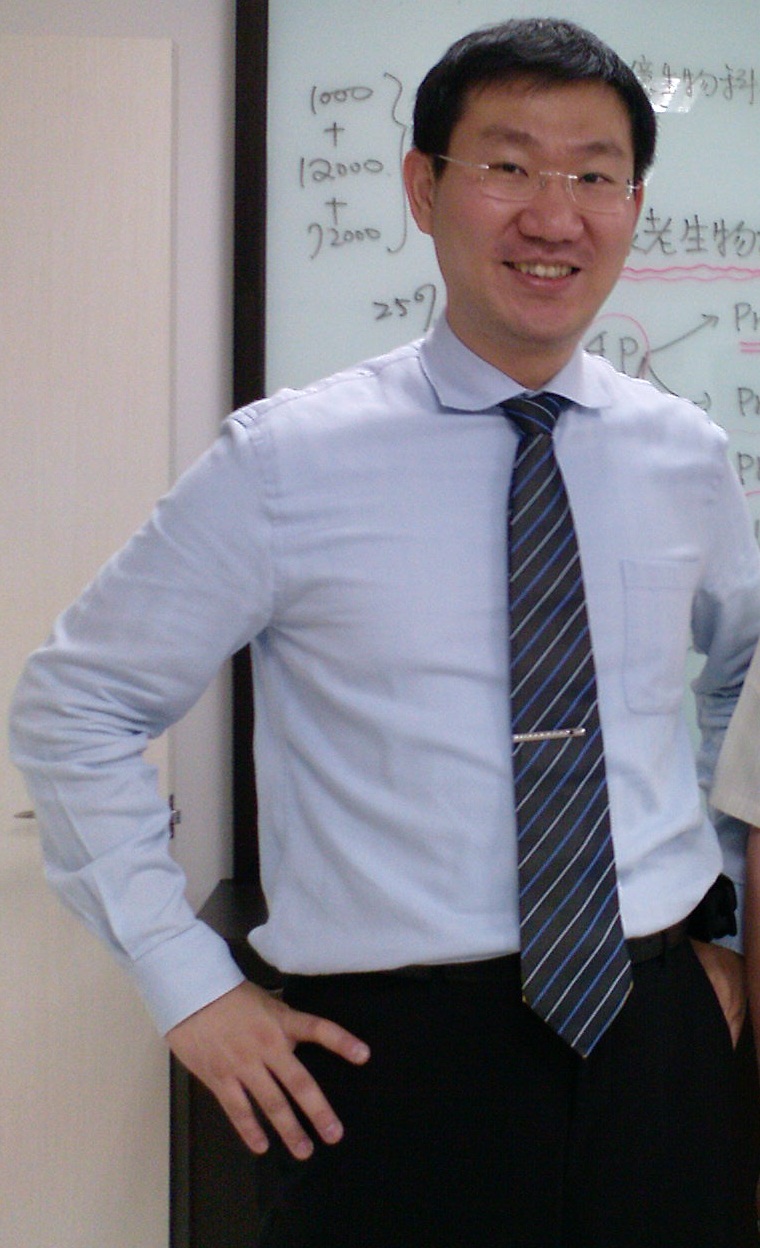 李奇申辦公室肖像照，白板前的企業經營者形象