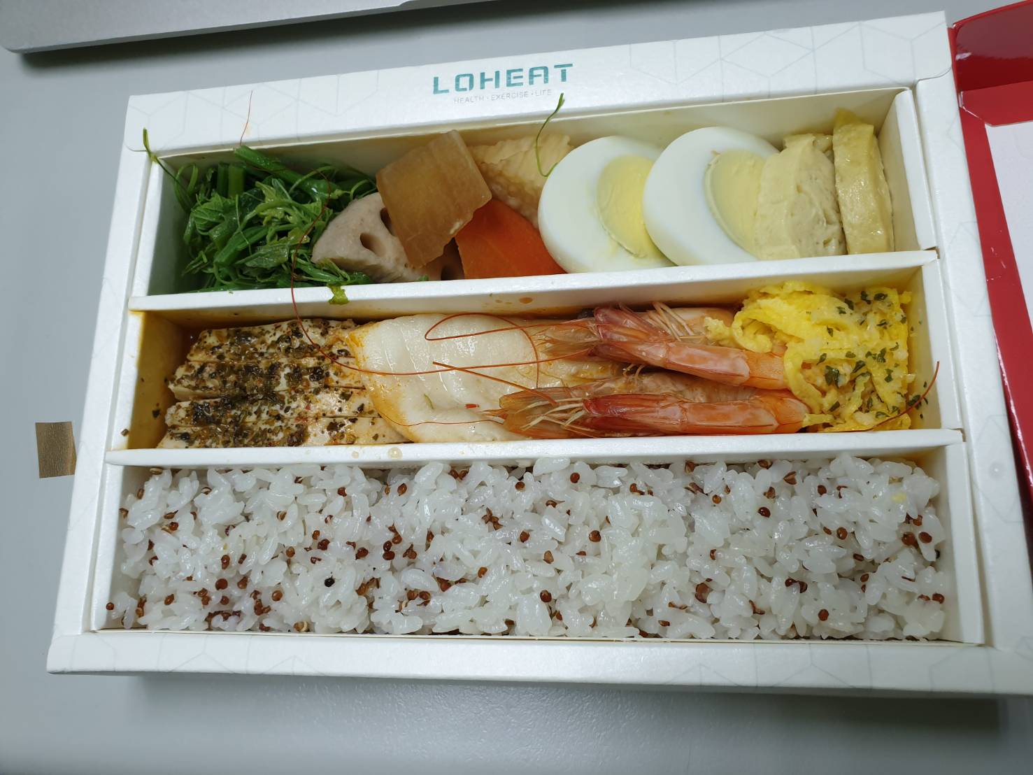 LOHEAT 健康低卡餐盒：藜麥飯搭配烤魚、鮮蝦與蔬菜