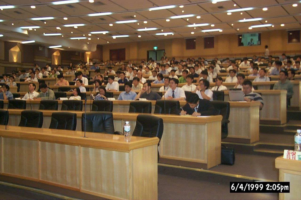 1999 年台大 Linux 技術講座現場，展現當時台灣 Linux 社群的蓬勃發展