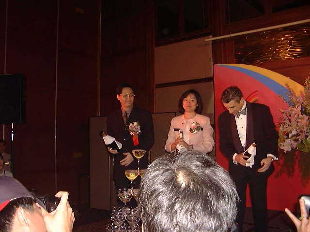 谷月涵香檳歡迎儀式