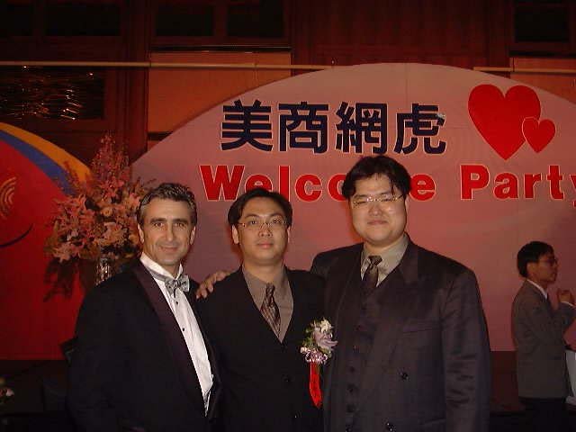 谷月涵加入網虎國際，與李奇申及陳盈豪於歡迎派對合影，背景為「美商網虎 Welcome Party」