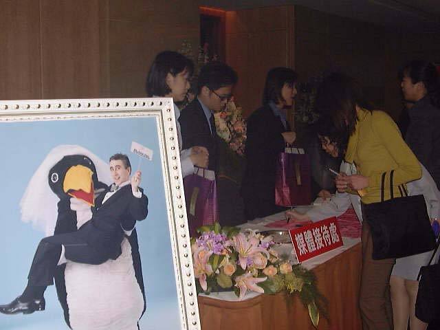 谷月涵加入網虎國際:媒體接待處的 Linux 企鵝與產業盛事