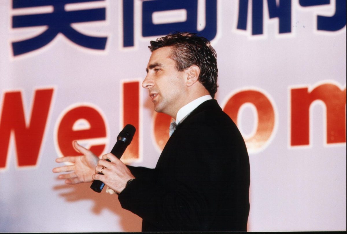 谷月涵在「美商網虎 Welcome Party」台上致詞，2000 年 3 月 31 日