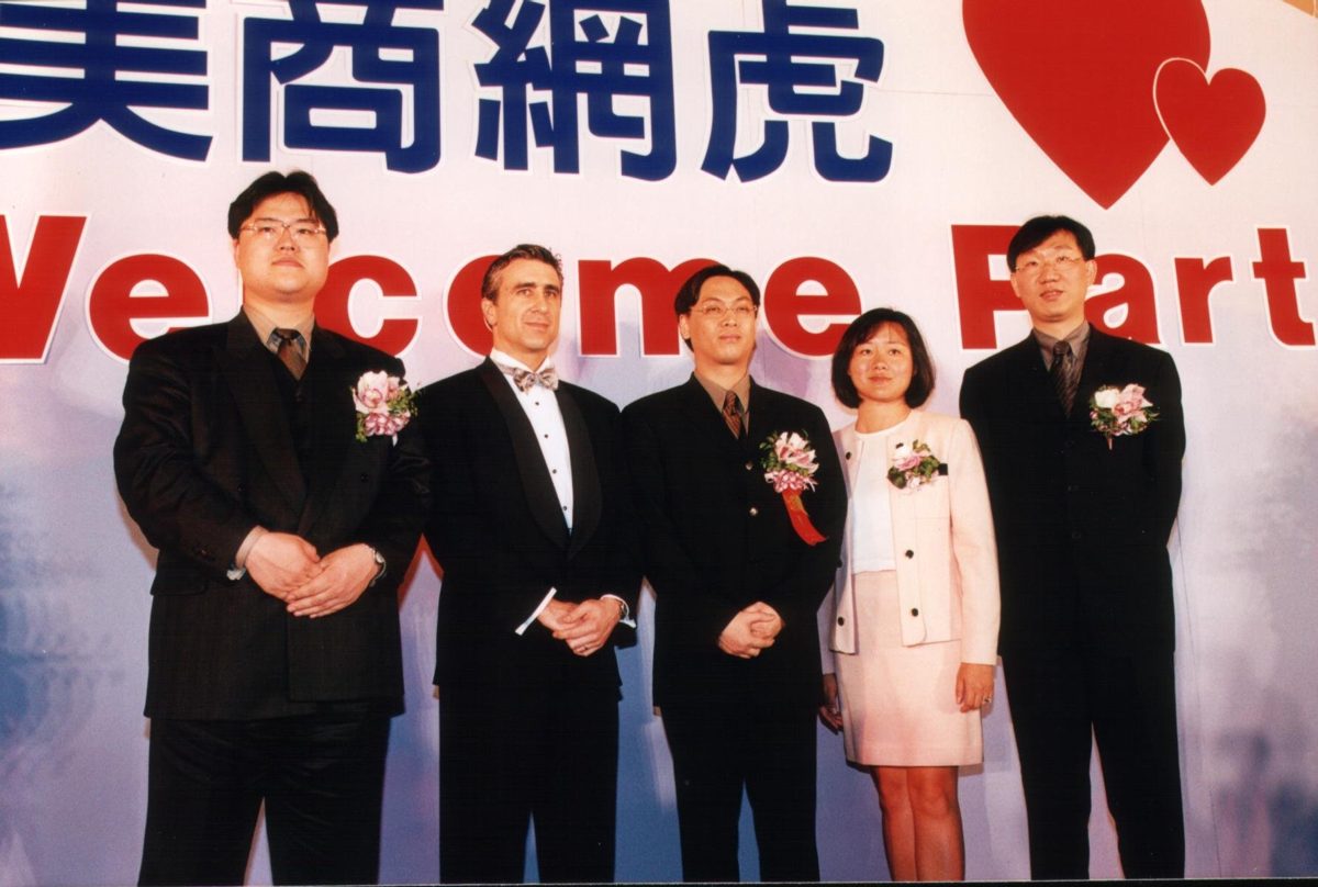 谷月涵與網虎國際經營團隊在美商網虎 Welcome Party 背板前合影