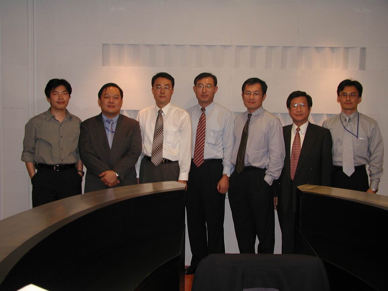 韓國三星代表團造訪網虎國際，雙方團隊合影留念（2000 年 9 月）