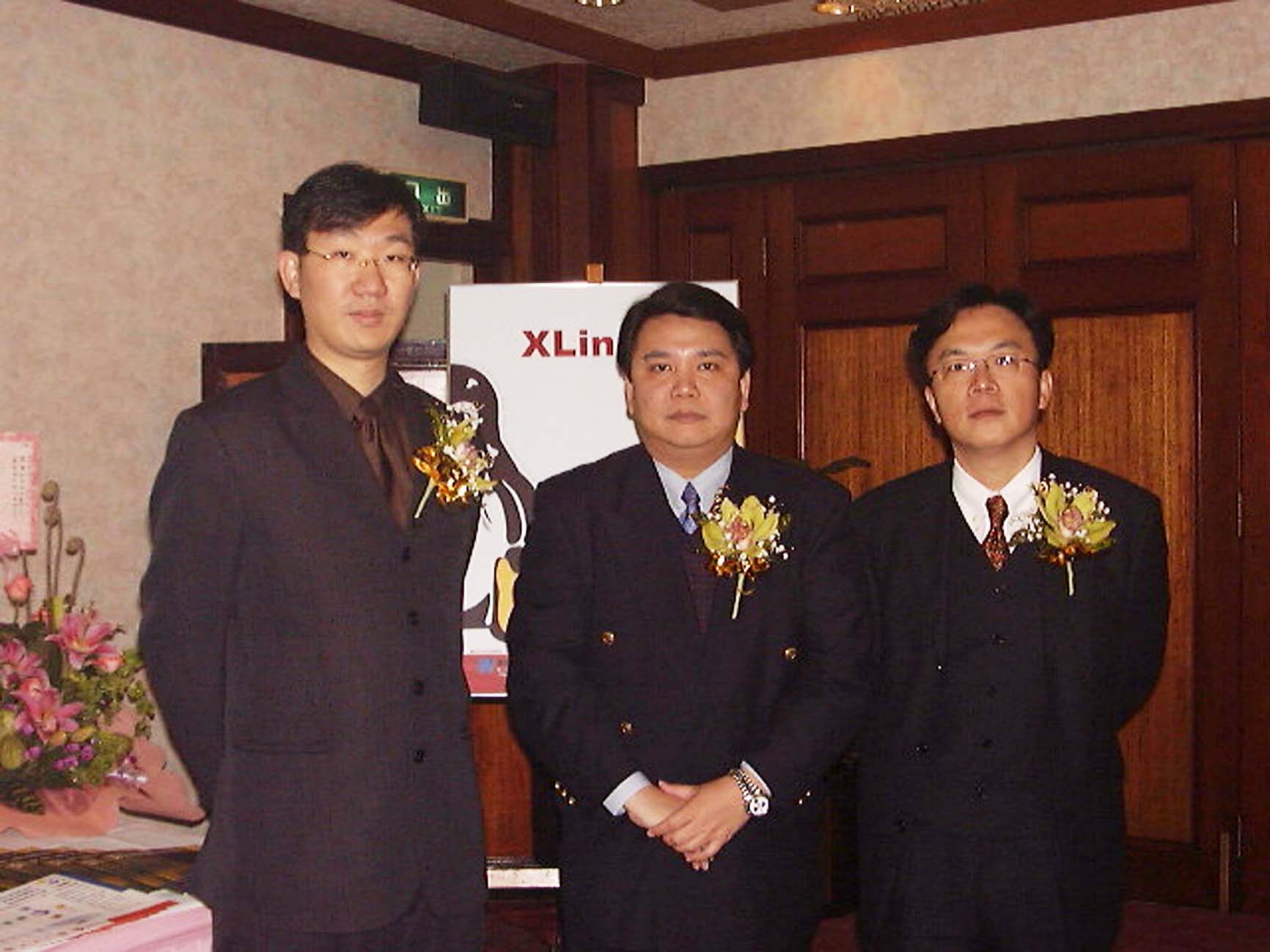 網虎國際、趨勢科技、臺華硬體三位執行長在 XLinux 品牌背板前合影，宣布 Linux 資安聯盟正式成立