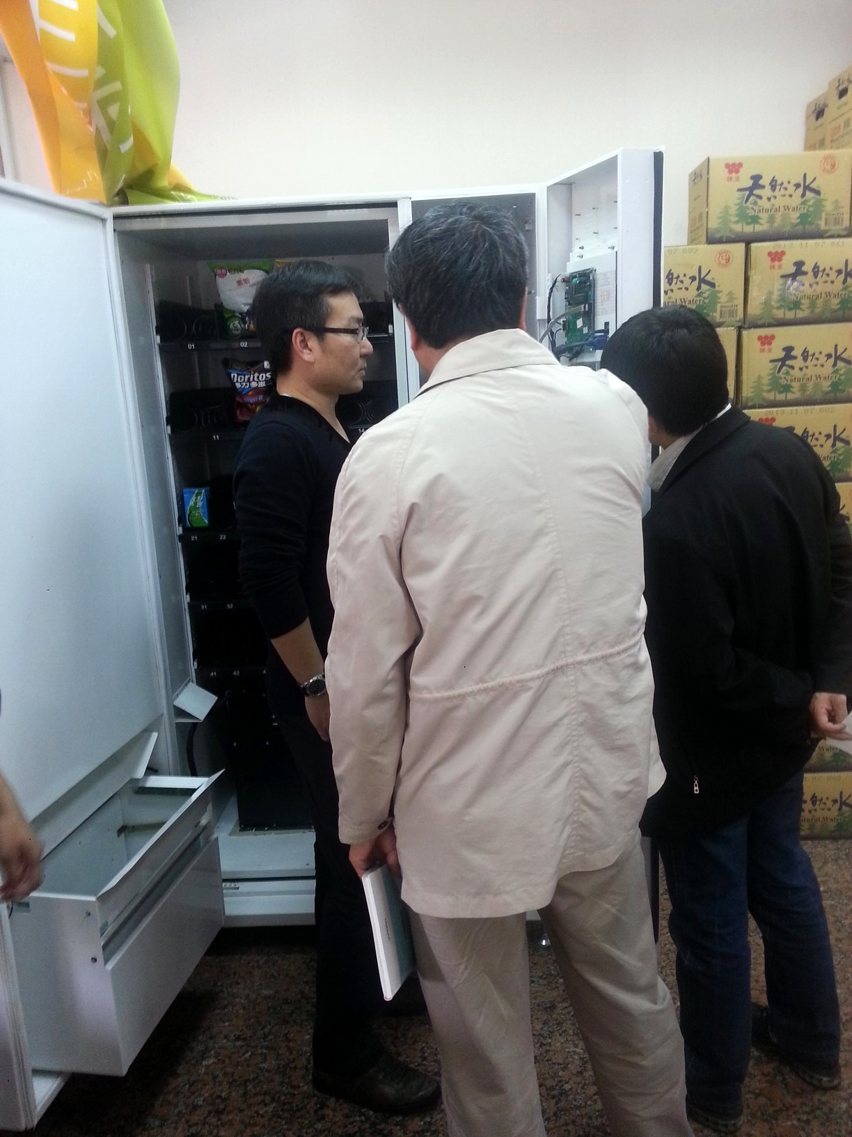 龍雲數位團隊檢視 SVM 智慧販賣機內部結構，2013 年