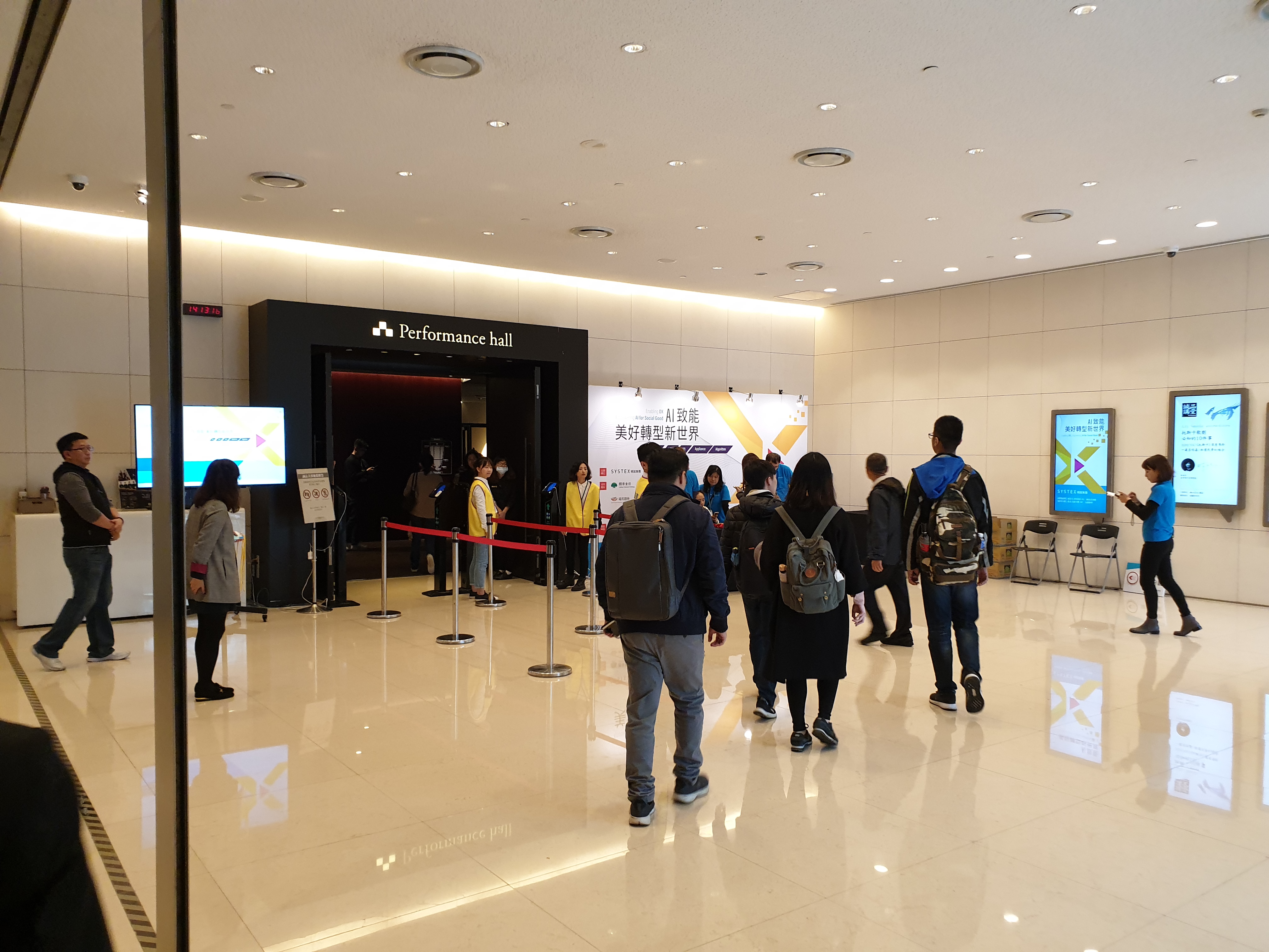 精誠資訊 2019 松菸展覽「AI 致能，美好轉型新世界」會場全景