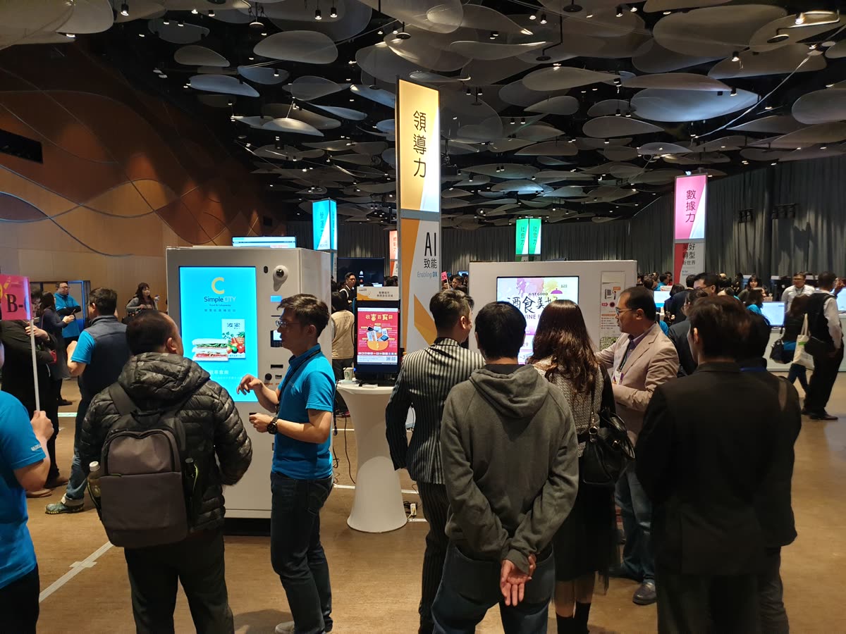 精誠資訊松山展覽館智慧販賣機展示吸引大量參觀人潮