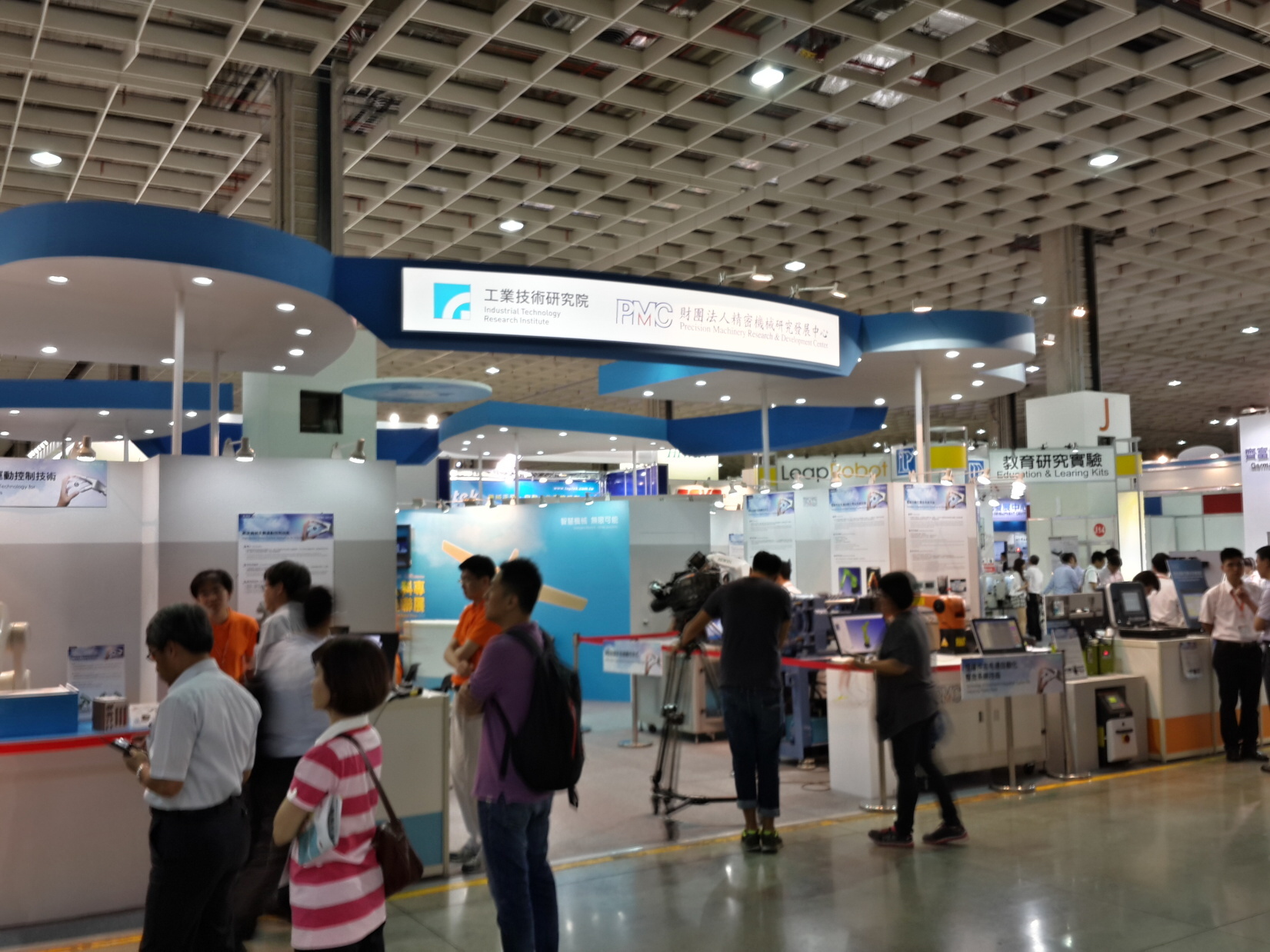 龍雲數位智慧販賣機在台北智慧自動化展覽展出