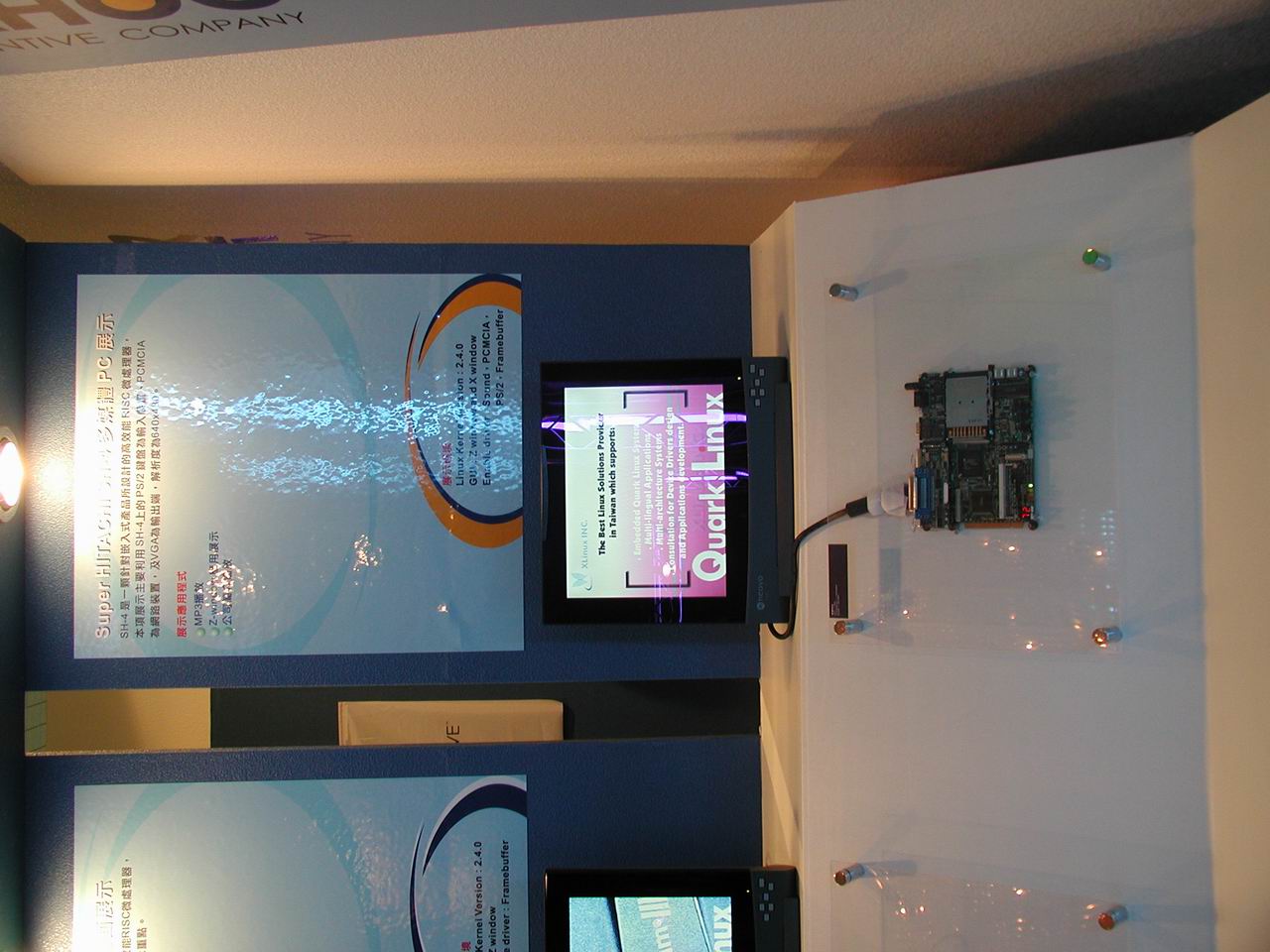 2000 年台灣 LinuxWorld 展覽的嵌入式系統展示