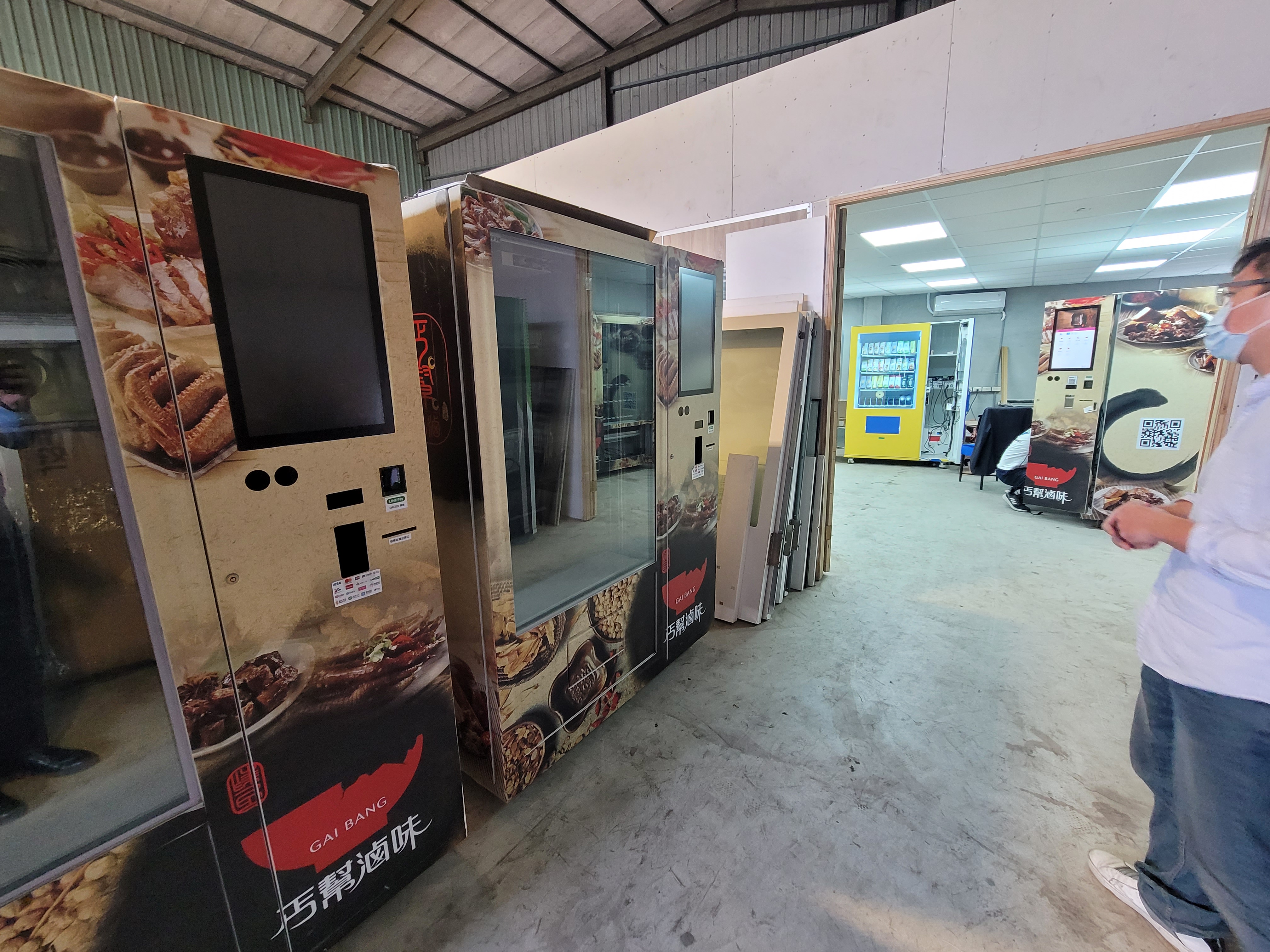 TVBS《世界翻轉中》攝影團隊在鶯歌倉庫拍攝智慧販賣機