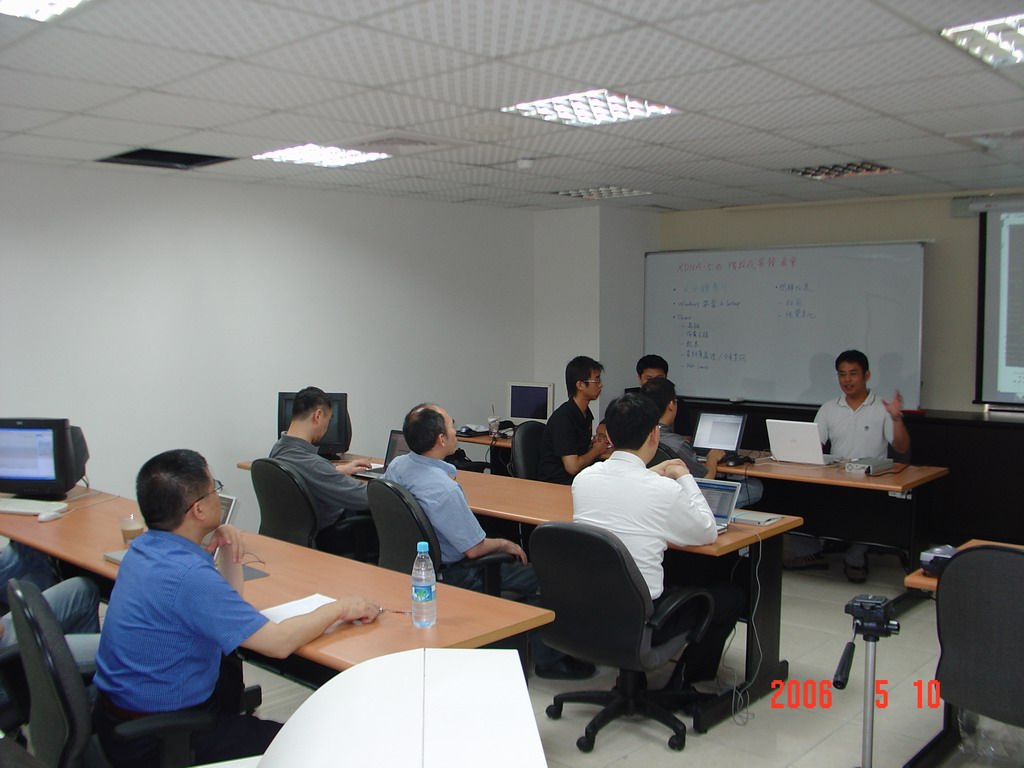 2006 年 XDNA 嵌入式系統開發團隊會議現場