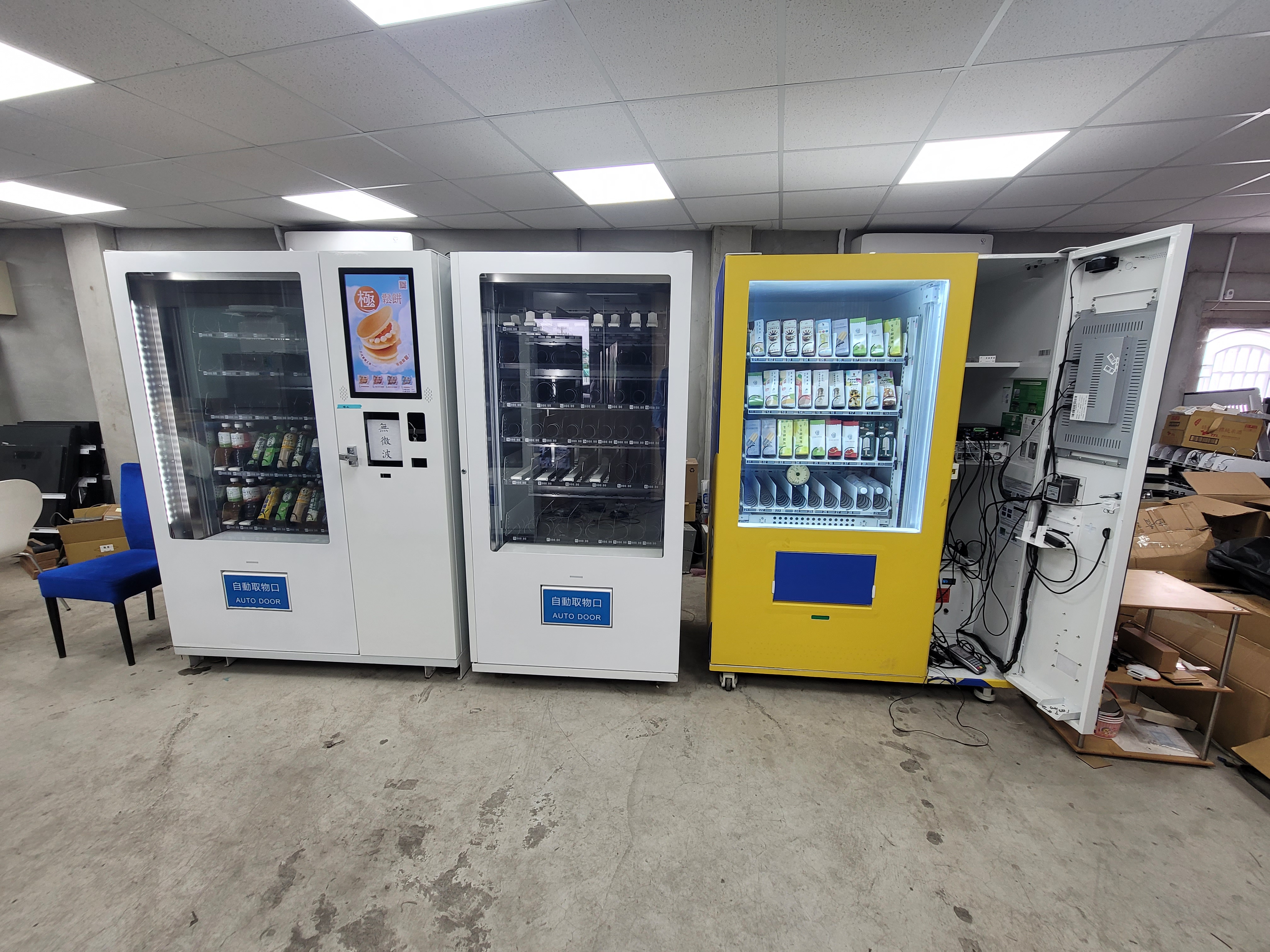 鶯歌倉庫中多台 IVM 智慧販賣機整備待部署實景